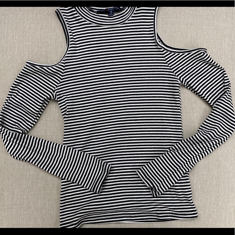 Cold Shoulder Stripped Ling Sleeve Top